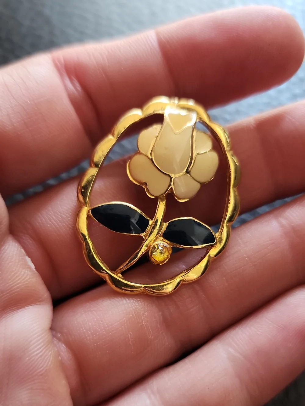 VTG Gold-Tone Cream Flower Oval Brooch with Black Leaves